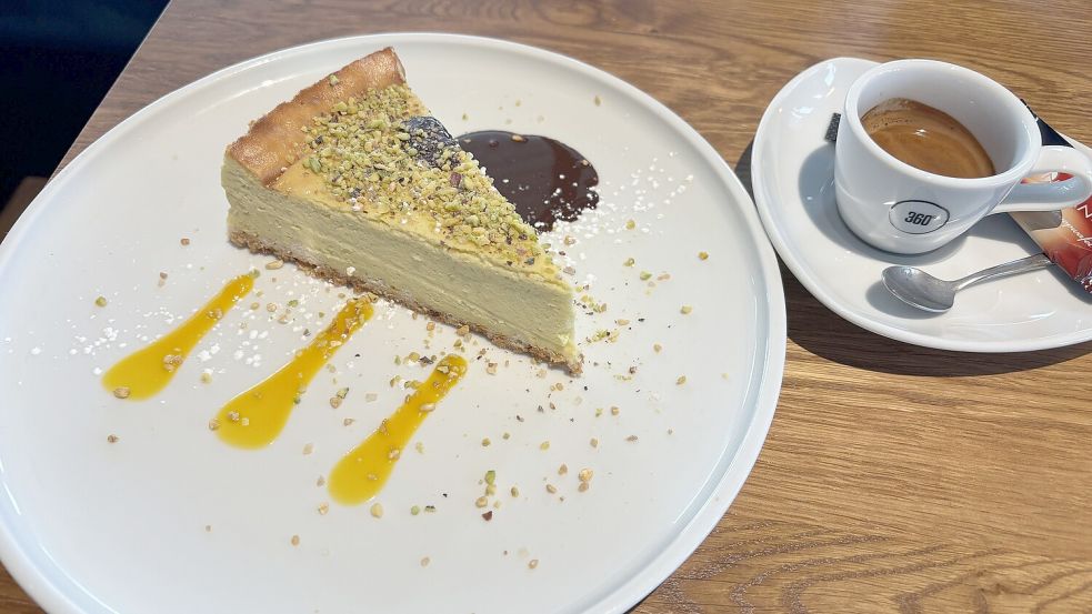 Der Nachtisch: Pistazien Cheesecake und ein Espresso. Foto: Bothe