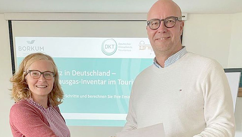 Annegret Zimmermann, Projektleiterin des Deutschen Klimafonds Tourismus, und NBG-Geschäftsführer Göran Sell haben sich auf eine Zusammenarbeit geeinigt. Foto: DKT