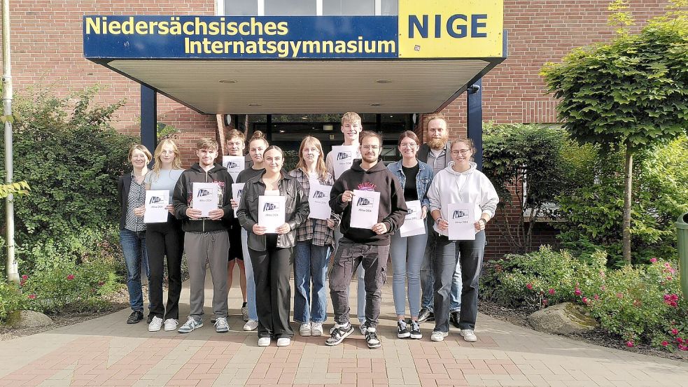 Gruppenbild mit den Borkumer Abiturientinnen und Abiturienten 2024: Schulleiterin Anja Renken-Abken (von links), Jette Weßbecher, Linus Kasten, Beve Loose, Lina Höhne, Shirin El Mahsouni, Finnja Bayer, Maximilian Jendrosch, Anastasios Tsapoglou, Emily Isebrandt, Internatsleiter Neels Determann und Anna Specht. Foto: NIGE