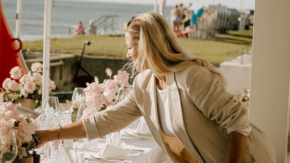 Denkt an alles, sorgt für alle: Hochzeitsplanerin Lisa-Marie Müller bereitet den Brautpaaren ein schönes Fest nach deren Wünschen. Foto: Laura Mack