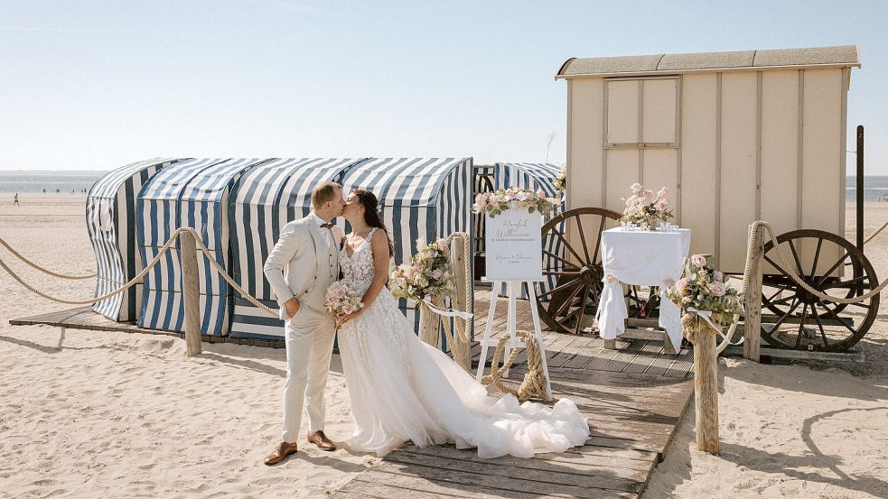 Tatjana und Dominic Kaub haben sich am Strand von Norderney das Ja-Wort gegeben. Foto: Laura Mack