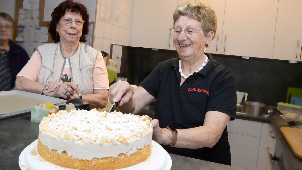 Die Torten werden frisch im Café gebacken, hier schneiden Jenny Buss und Traute Mansholt eine Cappuccinotorte an. Foto: Lüppen