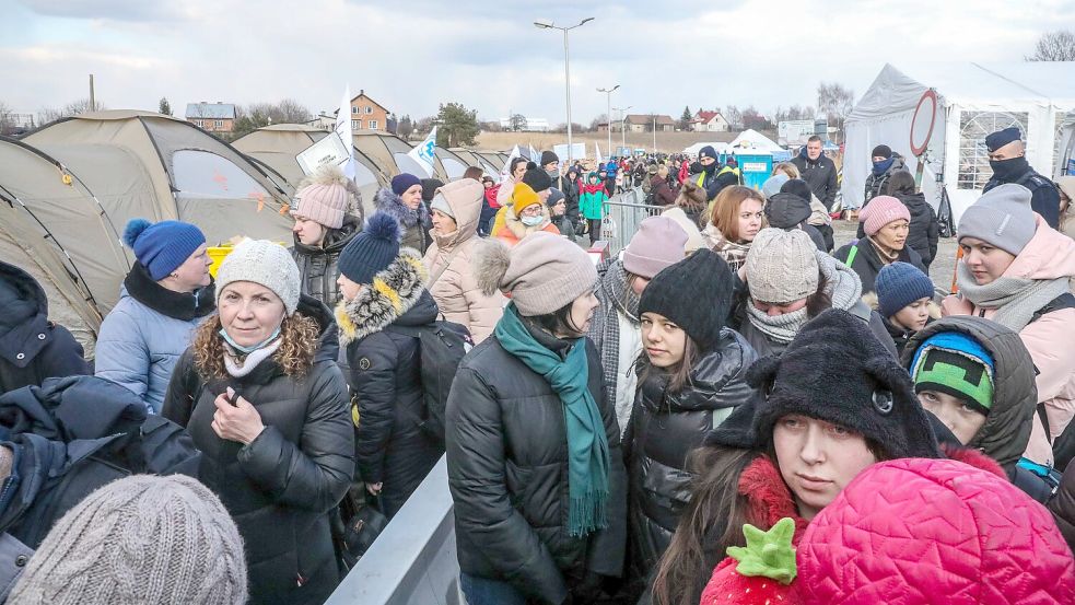 Ein Großteil der Geflüchteten aus der Ukraine sind Frauen. Viele von ihnen sind alleinerziehend. Um einen Job anzufangen, braucht es vor allem eine verlässliche Kinderbetreuung. Das Foto ist im März 2022 an der Grenze zwischen Polen und der Ukraine entstanden. Foto: Hock/Archiv