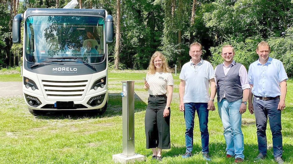 Die Gemeinde Uplengen hat ein neues Buchungssystem für die Wohnmobilstellplätze in Remels vorgestellt. Mit dabei (von links) waren Nadja Schiller von der Tourismusinformation, Platzwart Gehde Goosmann, Torsten Stephan von der Gemeinde Uplengen und Bürgermeister Heinz Trauernicht. Foto: Gemeinde Uplengen