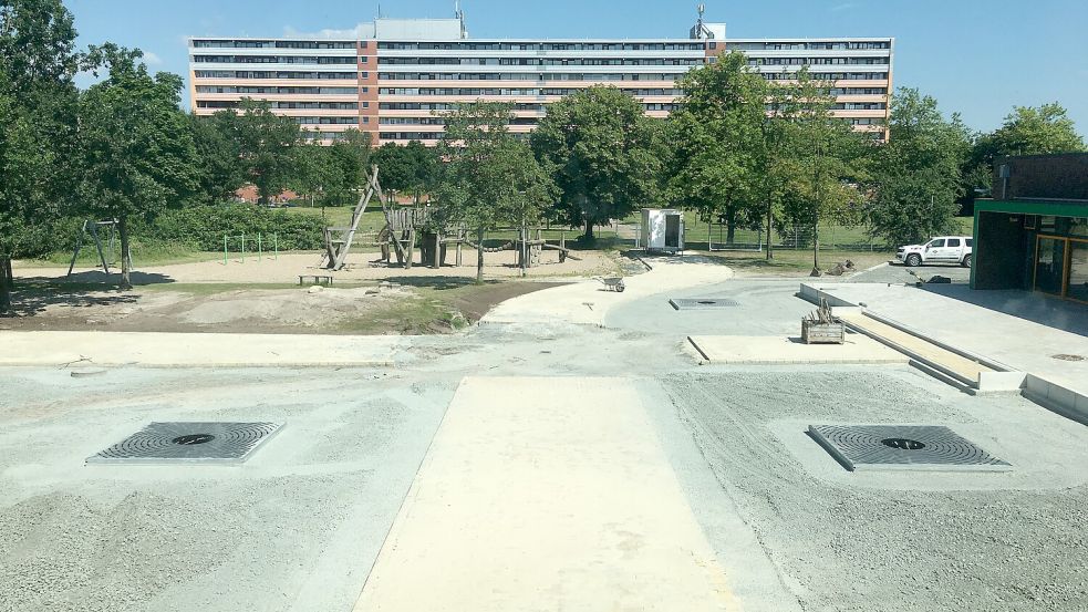 Schon geschottert und gepflastert, jetzt folgt noch Asphalt: der Schulhof Grüner Weg. Zwei Baumscheiben sind auch schon fertig, Bäume folgen. Foto: privat