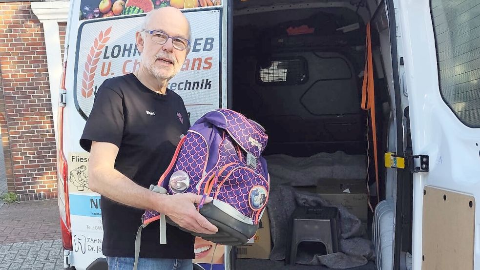 Dieser Schulranzen, gehalten vom Vereinsvorstand Weert Prikker, hat über die Alltagshelden Ostfriesland eine neue Besitzerin gefunden. Foto: M. Parczyk