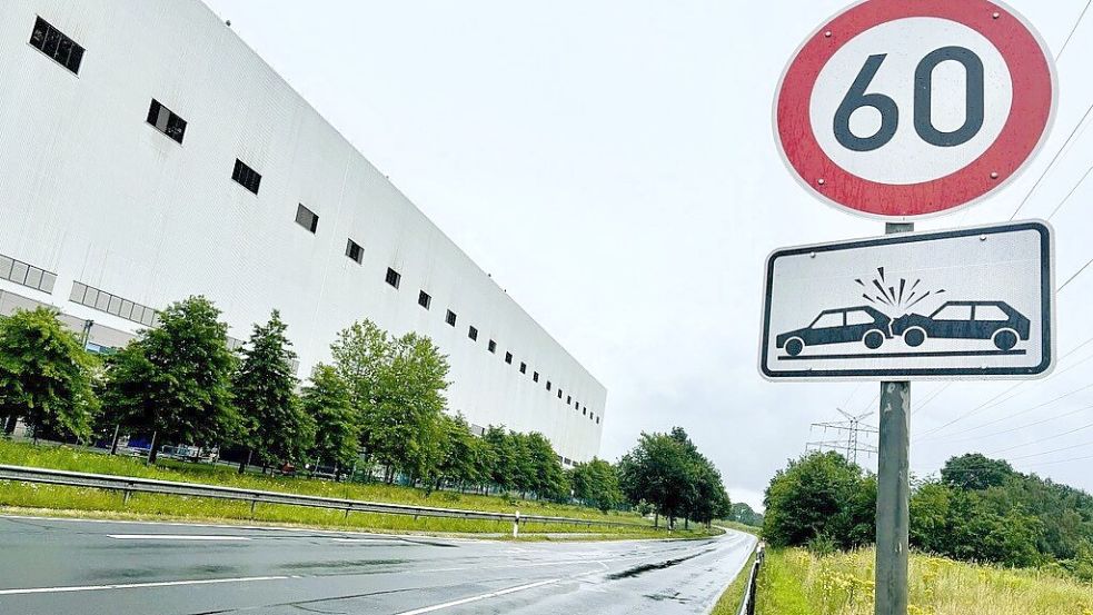 Die Rheiderlandstraße führt an der Meyer-Werft entlang. Foto: Vogt