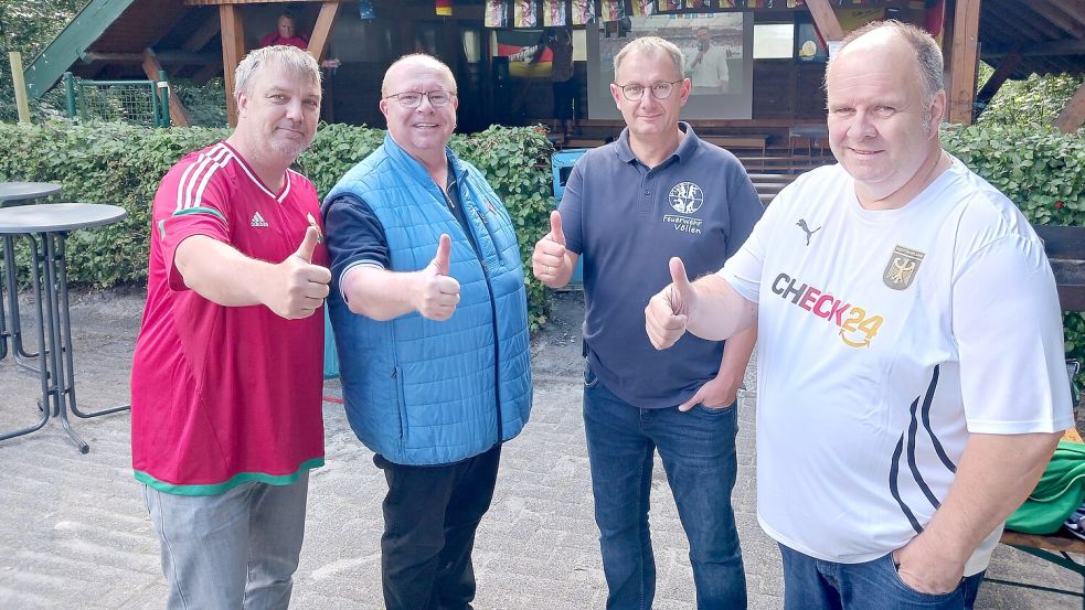 Auf dem Foto, das beim Gemeindehaus in Völlen vor dem deutschen EM-Spiel gegen Ungarn (2:0) aufgenommen wurde, sind zu sehen (von links) Andreas Schipper (Pressewart Eintracht Völlen), Heino Dirks (Pastor Ev. Kirchgemeinde Völlen), Werner Brandt (Ortsbrandmeister FF Völlen) und Jan Uwe Kromminga (Bürgermeister Völlen). Foto: Privat