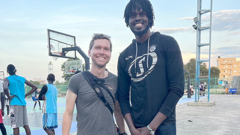 Die Basketballmannschaft vom Südsudan hat sich dieses Jahr für Olympia qualifiziert. Mit Thilko Gläßgen auf dem Foto ist Nationalspieler Koch Bar – mit 2,11 Metern einer der kleineren Spieler im Team. Foto: privat
