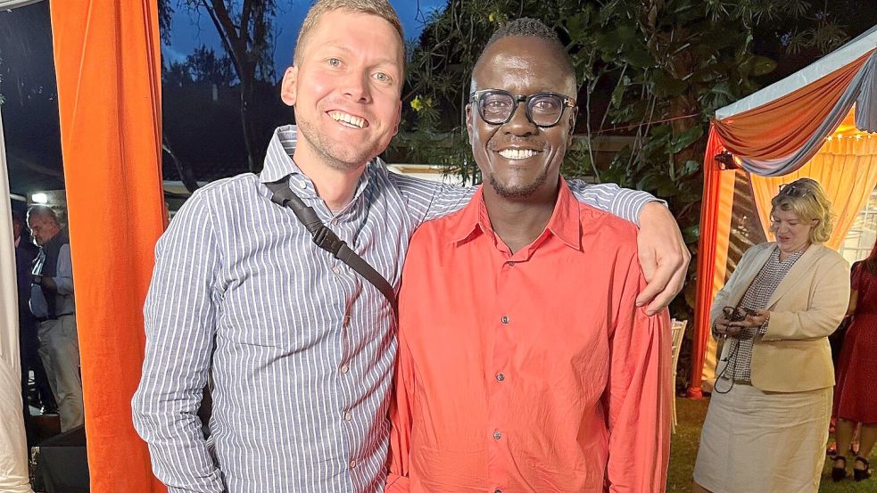 Mit seinem ehemaligen Arbeitskollegen und Freund Stanley hat Thilko Gläßgen 20 Drehreisen quer durch Afrika unternommen. Foto: privat