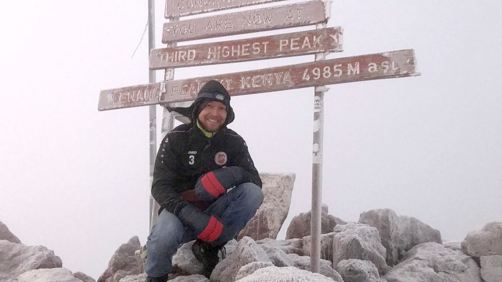 Immer und überall dabei hat Thilko Gläßgen seine Concordia-Ihrhove-Regenjacke, hier auf dem schneebedeckten Gipfel des Mount Kenia auf fast 5000 Metern. Foto: privat