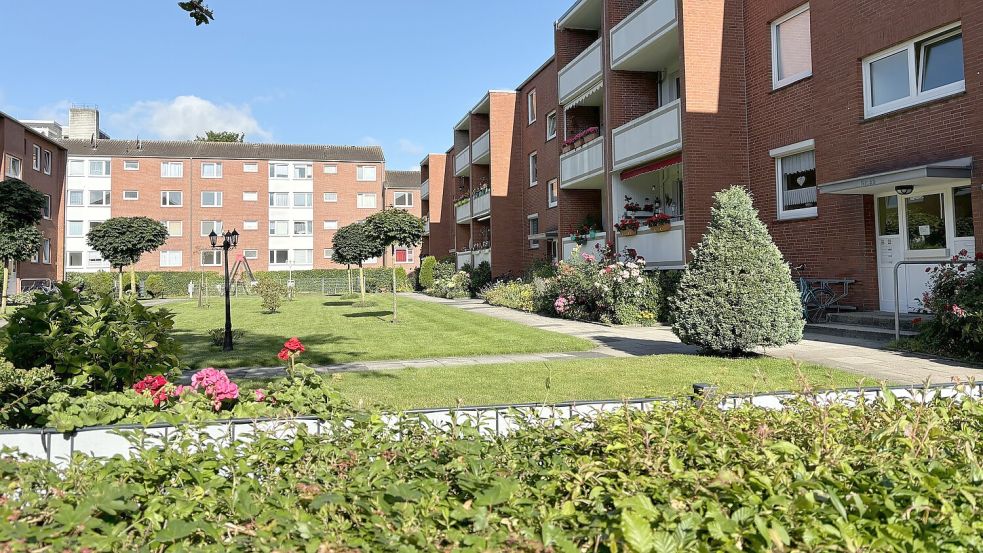 Parkähnlich: Zwischen den beiden Blöcken spazieren sogar die Senioren aus dem benachbarten Wohnheim gerne mal durch. Foto: Schuurman