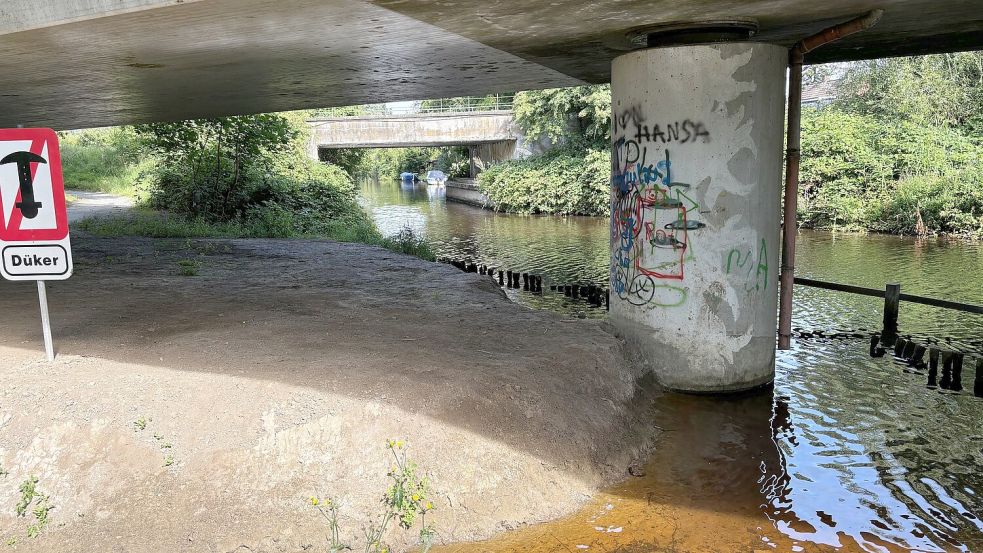 Brücken und Schleichwege am Wasser: am Fenhntjer Tief gelangt man vom Stadtteil Herrentor zum Tierheim am Buschplatz. Foto: Schuurman