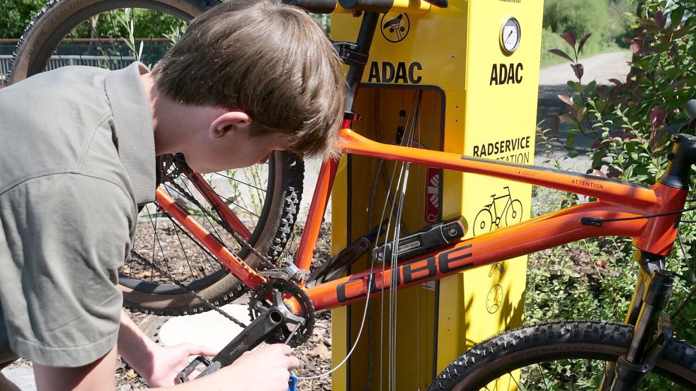 An den gelben Service-Säulen finden Radfahrer Werkzeug, um Pannen zu beheben. Foto: Jonas Lerch, ADAC Nordrhein