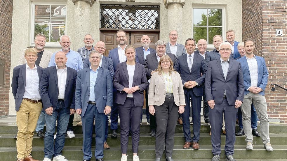 Bei der jüngsten Sitzung des IHK-Unterausschusses für den Seehafen Emden stand das Thema „Zweite Eisenbahnklappbrücke“ auf der Tagesordnung. Das Gremium tauschte sich mit Niedersachsens Wirtschafts- und Verkehrsminister Olaf Lies, Vertretern aus Wirtschaft, Politik und Verwaltung der Stadt Emden sowie der Deutschen Bahn AG über die nächsten Schritte aus.  Foto: IHK für Ostfriesland und Papenburg