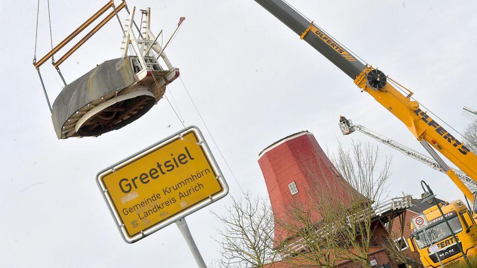 Im Februar wurde die Kappe der roten Mühle mithilfe eines Krans abgenommen. Foto: Archiv/Ortgies