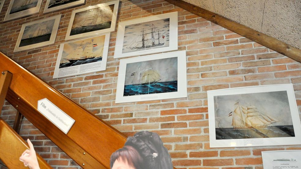 Das „Fehnmuseum Eiland“ verfügt über eine umfassende Sammlung von Kapitänsbildern. Foto: Ullrich