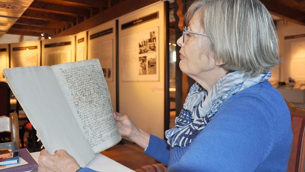 Kerstin Buss mit einer regionalhistorischen Schrift. Im "Fehnmuseum Eiland" gibt es für die Vorsitzende immer etwas zu entdecken und erforschen. Foto: Ullrich