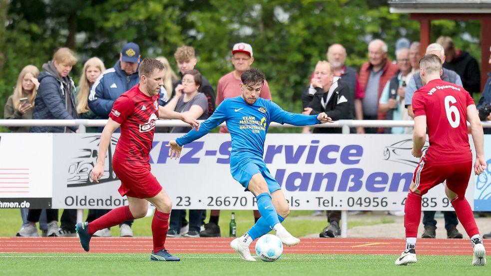 Rund 100 Zuschauer sahen sich das Achtelfinalspiel in Remels an. Die Ostfrieslandliga-Fußballer vom VfB Uplengen (rote Trikots) hielten gegen Germania Leer gut mit. Foto: Emden, Doden