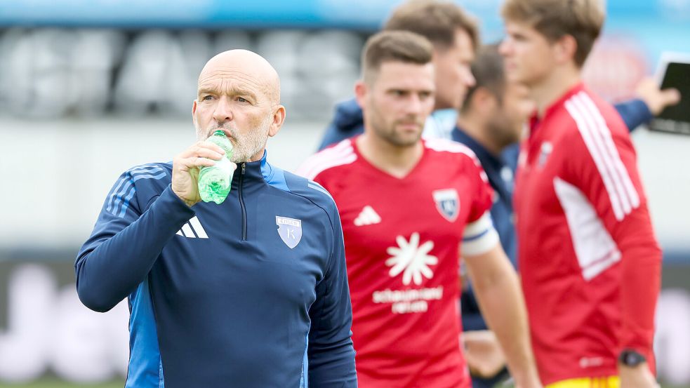 Kickers-Trainer Stefan Emmerling und Torjäger Tido Steffens (rechts) freuen sich auf den ersten Test in Emden. Archivfoto: Doden/Emden