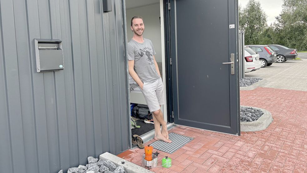 Ist begeistert vom Übernachtungsangebot auf der Lkw-Raststätte: Kitesurfer Reto Habegger. Der Schweizer startete in Emden seinen Aktiv-Urlaub. Foto: Schuurman