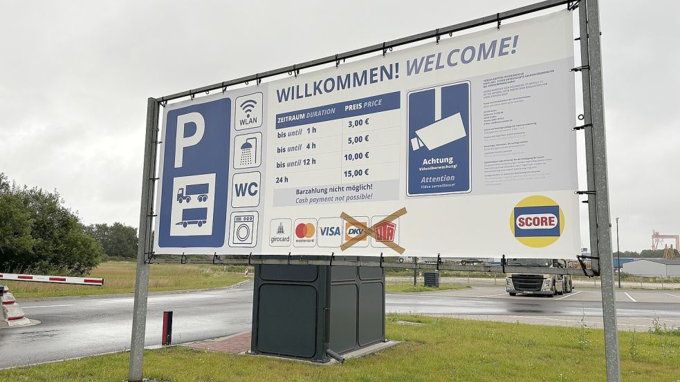 Hinter diesem Schild verbergen sich 28 Stellplätze und mehr Angebote: die Preisliste für den Rastplatz am Außenhafen. Foto: Schuurman