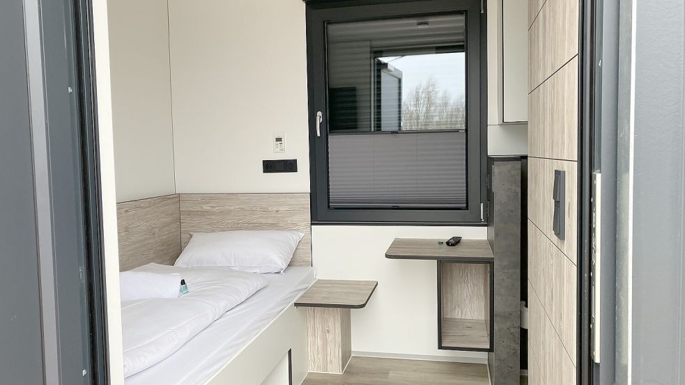 Ein Blick ins „Roatel“-Apartment: Bett, Tisch, Dusche, WC und Internet. Komfort auf kleinstem Format. Foto: Schuurman