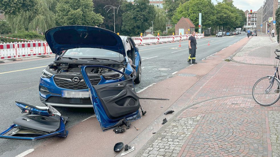 Das Auto wurde bei dem Unfall und den Rettungsarbeiten stark beschädigt. Foto Weiden