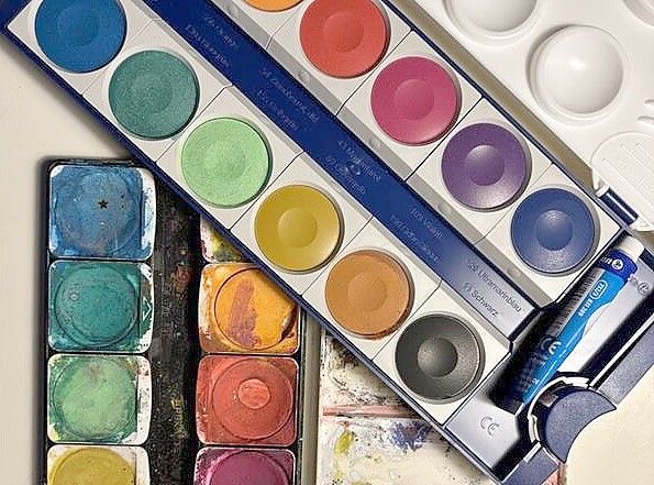 Seit Jahrzehnten hat sich an den Farbkästen kaum etwas geändert. 1989 wurden unter anderem die Farben Karminrot und Preußisch Blau als Grundfarben durch Magenta und Cyan abgelöst.