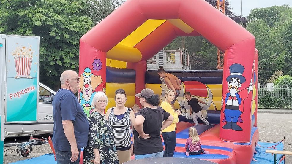 Für Kinder war eine Hüpfburg aufgebaut. Foto: Wolters