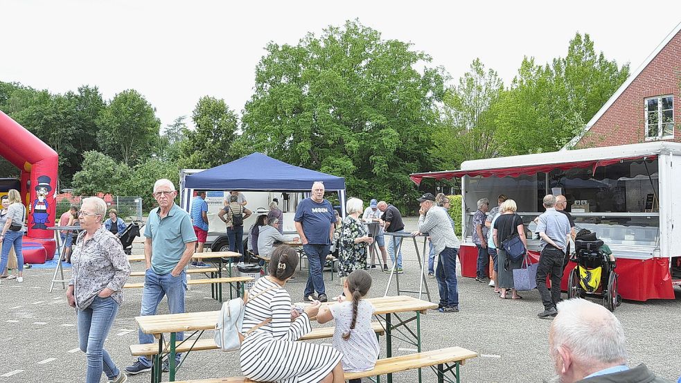 Frischer Fisch, mediterrane Spezialitäten, Naturprodukte, Hundeartikel und Ziegenkäse zählten zu den Angeboten auf dem ersten Nachmittagsmarkt in Weener. Foto: Wolters