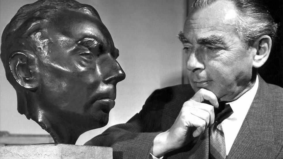 Zu Lebzeiten schon ein Denkmal? Der deutsche Schriftsteller Erich Kästner betrachtet 1959 nachdenklich sein Ebenbild, die von Bildhauer Frayber geschaffene Bronze-Büste Foto: dpa/picture-alliance
