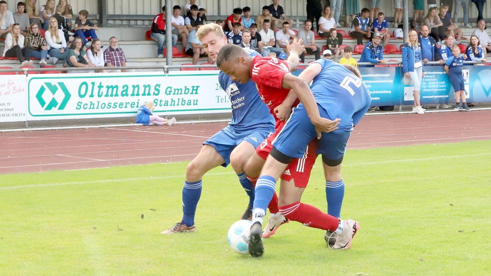 Der Kolumbianer Brayan Asprilla (Mitte) steuerte Tor und Vorlage zum Pewsumer 4:0 bei.