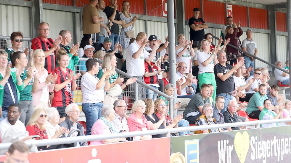 Beide Teams hatten zahlreiche Anhänger in Aurich (hier die Pewsum-Fans).