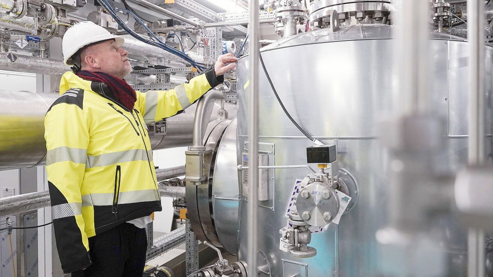 Horst Kreuter, Mitbegründer des Projekts bei der Vulcan Energie Ressourcen GmbH, steht in der sogenannten Lithiumextraktions-Optimierungsanlage. Foto: Uwe Anspach/dpa