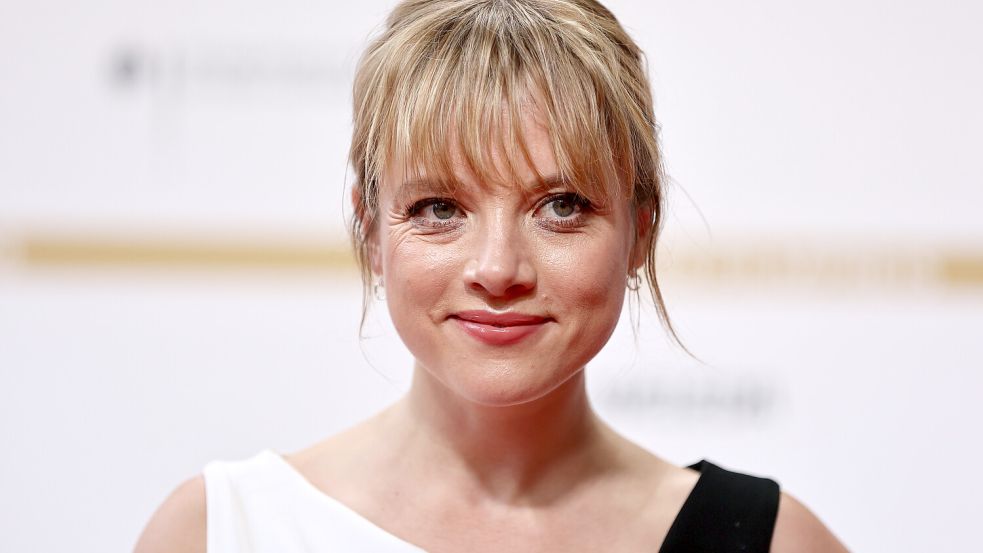 Das macht was mit einem: Jella Haase lässt in der Netflix-Serie „Kleo“ die Kalaschnikow krachen. Foto: picture alliance/dpa