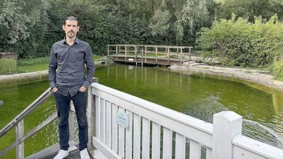 Zufrieden mit dem neuen Schwimmteich: Friesenthermen-Leiter Björn Molter. Foto: Schuurman