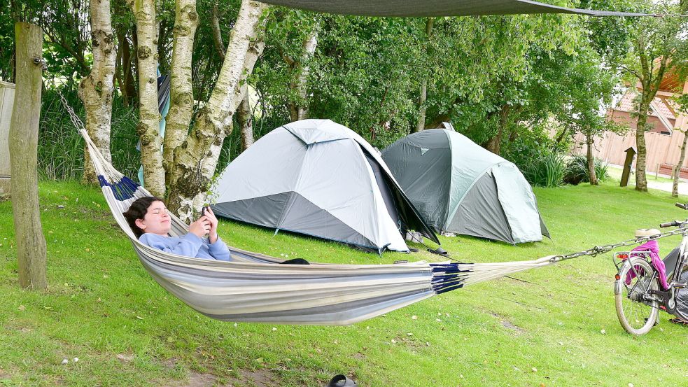 In den Sommerferien sind viele Familien mit Kindern auf dem Platz. Die Schulpause wird sichtlich genossen. Foto: Wagenaar