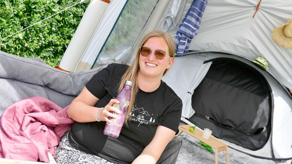 Inke Gehrling ist mit ihrem Zelt in Upleward. Während sie es sich mit Tochter Elise bei Serien gemütlich macht, schläft Anton bei seiner Oma Marion. Foto: Wagenaar