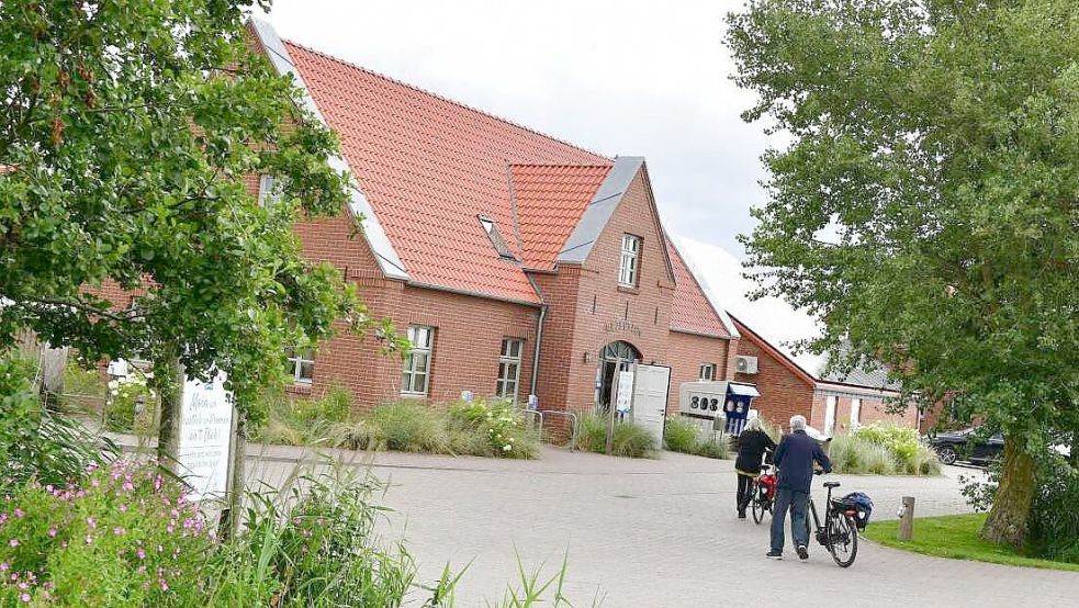 Drei Hauptgebäude gibt es auf dem Platz: Die Rezeption mit kleinem Supermarkt, den Wellnessbereich und das Restaurant. Foto: Wagenaar