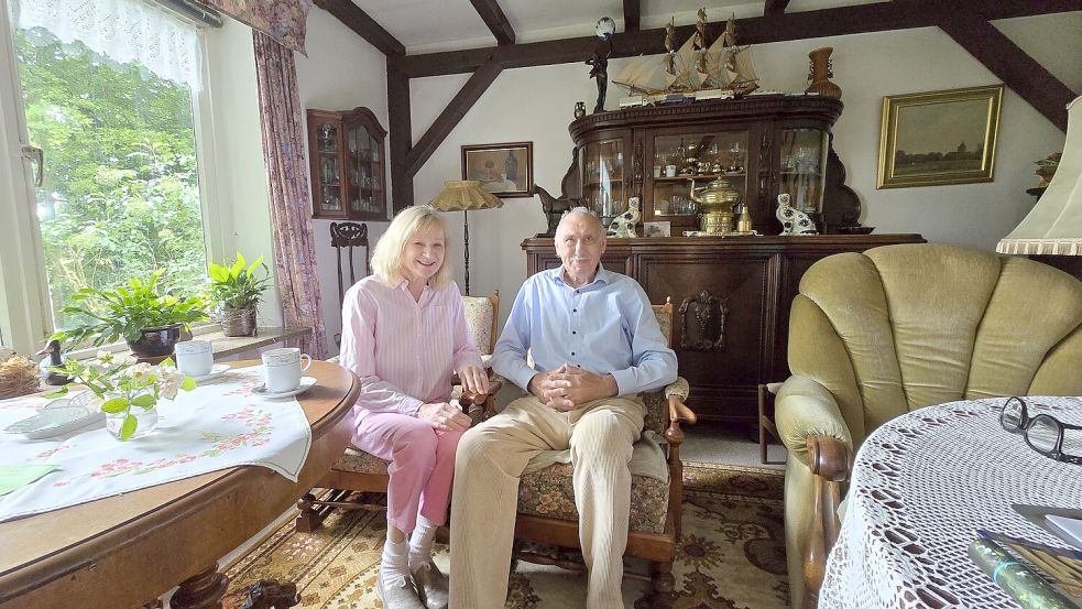 Das Ehepaar Bengen in seinem Wohnzimmer in Neßmersiel, auch hier ist man beim Betreten mittendrin in Ostfriesland. Foto: Cornelius