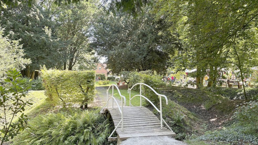 Eine kleine Brücke führt über einen der Gräben, die den Park durchziehen.