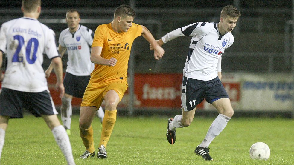 Ein Foto von Marek Janssens (Mitte) erstem Herrenspiel überhaupt: Er traf beim 3:2 von Leer gegen Kickers Emden am 4. September 2015. Foto: Doden/Emden