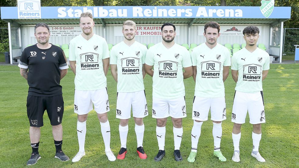 Trainer Bernd Grotlüschen (von links) mit seinen Neuzugängen Torben Lange, Steffen Busemann, David Goguadze, Julian Bennert und Samuel Schönfelder. Der nun erst verpflichtete Tristan Darsow fehlt. Foto: Doden/Emden