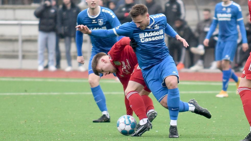 Der TuS Esens (vorne rechts Niklas Sukowski) und der TuS Pewsum (rotes Trikot Eric Gwosdenko) werden in der Tabelle weit vorne erwartet. Foto: Doden, Blomberg, Archiv