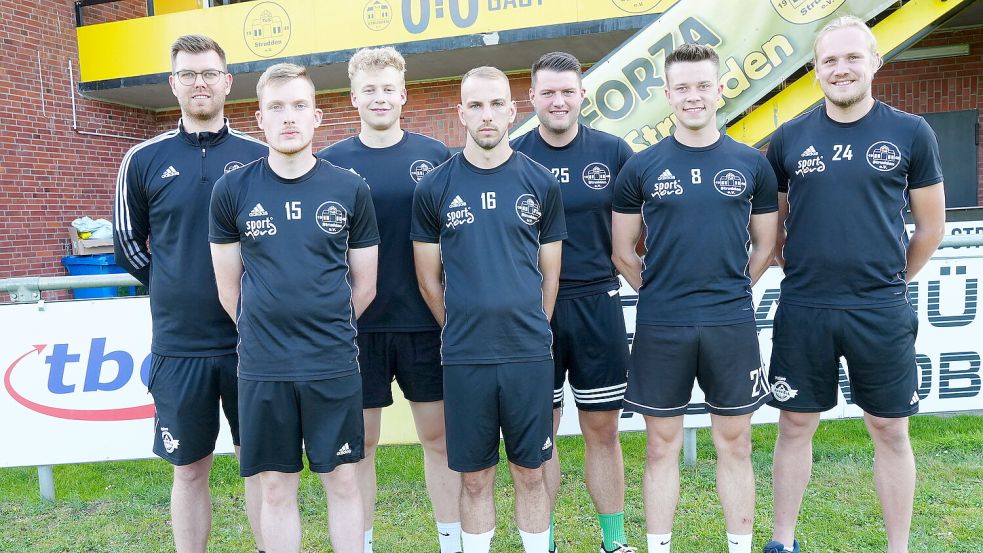 Trainer Thilo Janßen (rechts) mit einem Großteil der Neuzugänge (von links): Co-Trainer Fabian Rose, Dennis de Vries, Henri Rogosik, Leon Henkel, Hendrik Schwarz und Ben Schrage. Foto: Steenhoff
