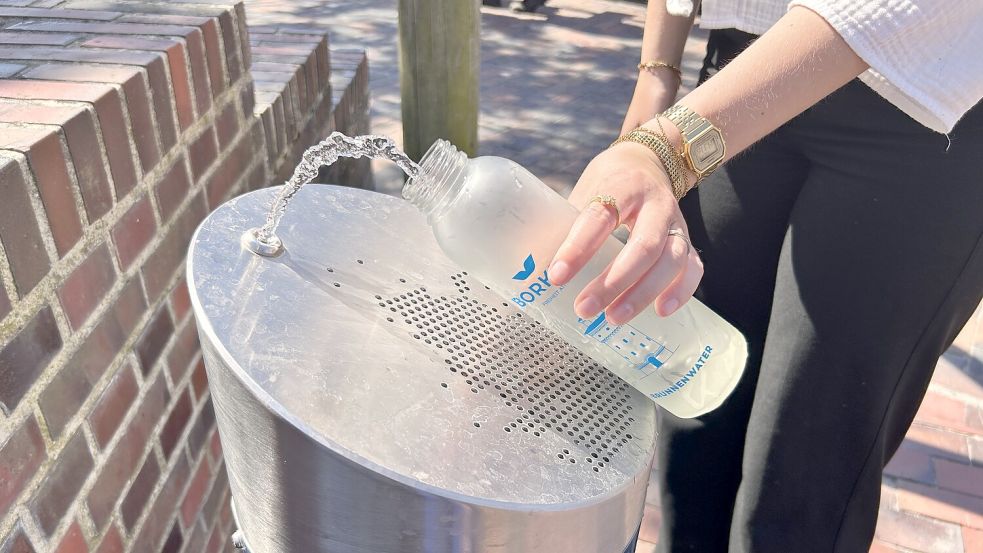 Aus den Wasserspendern lässt sich das Borkumer Trinkwasser bequem „abzapfen“. Foto: NBG
