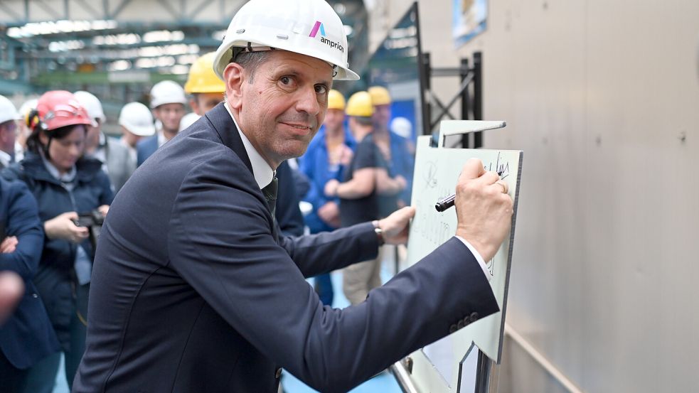 Niedersachsens Wirtschaftsminister Olaf Lies im Juli bei einem Besuch der Meyer Werft in Papenburg. Im Interview zeigt sich der SPD-Politiker hoffnungsvoll, dass die finanziell schwer angeschlagene Werft gerettet werden kann. Foto: dpa-Bildfunk