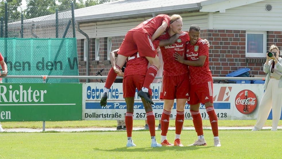 Ostfriesland-Cup-Sieger Pewsum hat auch in der Liga direkt viel zu feiern. Der TuS ließ Aufsteiger Ihrhove am ersten Spieltag keine Chance. Foto: Hinrich Saathoff