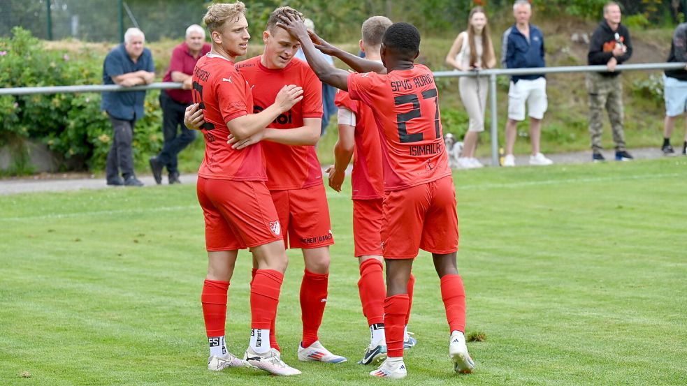 Klaas Folkerts (Zweiter von links) provozierte ein Eigentor zur 1:0-Führung und wurde entsprechend von seinen Auricher Mitspielern geherzt. Fotos: Steenhoff